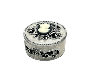 Melting Pot - Sieraaddoosje Rond Camee Zwart-Wit Metaal 6x6cm Melting Pot - Sieraaddoosje Rond Camee Zwart-Wit Metaal 6x6cm
