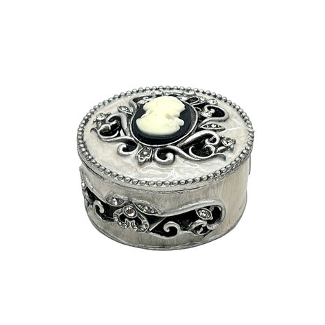 Melting Pot - Sieraden Doosje Rond Camee Zwart-Wit Metaal 6x6cm Melting Pot - Sieraden Doosje Rond Camee Zwart-Wit Metaal 6x6cm