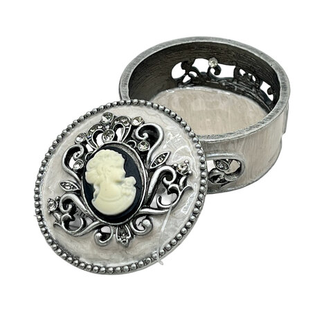 Melting Pot - Sieraden Doosje Rond Camee Zwart-Wit Metaal 6x6cm Melting Pot - Sieraden Doosje Rond Camee Zwart-Wit Metaal 6x6cm