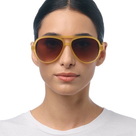 Okkia - Okkia Zonnebril ALESSIO Aviator Transparant Geel met Bruin Gradient Glazen OK021-TYE Okkia - Okkia Zonnebril ALESSIO Aviator Transparant Geel met Bruin Gradient Glazen OK021-TYE