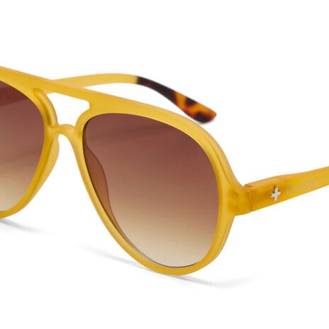 Okkia - Okkia Zonnebril ALESSIO Aviator Transparant Geel met Bruin Gradient Glazen OK021-TYE Okkia - Okkia Zonnebril ALESSIO Aviator Transparant Geel met Bruin Gradient Glazen OK021-TYE