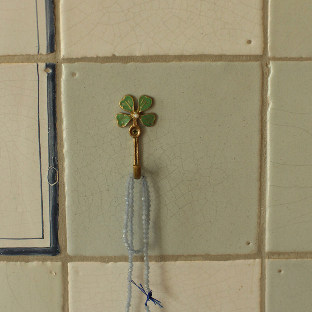 Doing Goods - Wandhaakjes Lucky Clover Groen Emaille & Messing 3x5cm – Set van 2