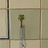 Doing Goods - Wandhaakjes Lucky Clover Groen Emaille & Messing 3x5cm – Set van 2