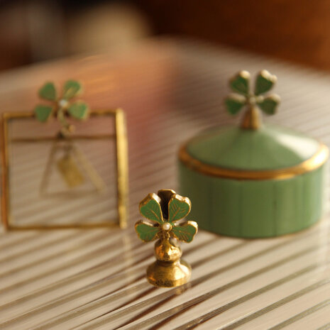 Doing Goods - Kaart & Foto Houder Lucky Clover Groen Gerecycled Messing 4x2,5x2cm