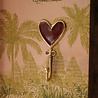 Doing Goods - Wandhaak Pyar Heart Rood Gerecycled Messing 6x12cm Doing Goods - Wandhaak Pyar Heart Rood Gerecycled Messing 6x12cm