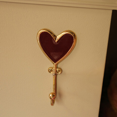 Doing Goods - Wandhaak Pyar Heart Rood Gerecycled Messing 6x12cm Doing Goods - Wandhaak Pyar Heart Rood Gerecycled Messing 6x12cm