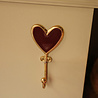 Doing Goods - Wandhaak Pyar Heart Rood Gerecycled Messing 6x12cm Doing Goods - Wandhaak Pyar Heart Rood Gerecycled Messing 6x12cm
