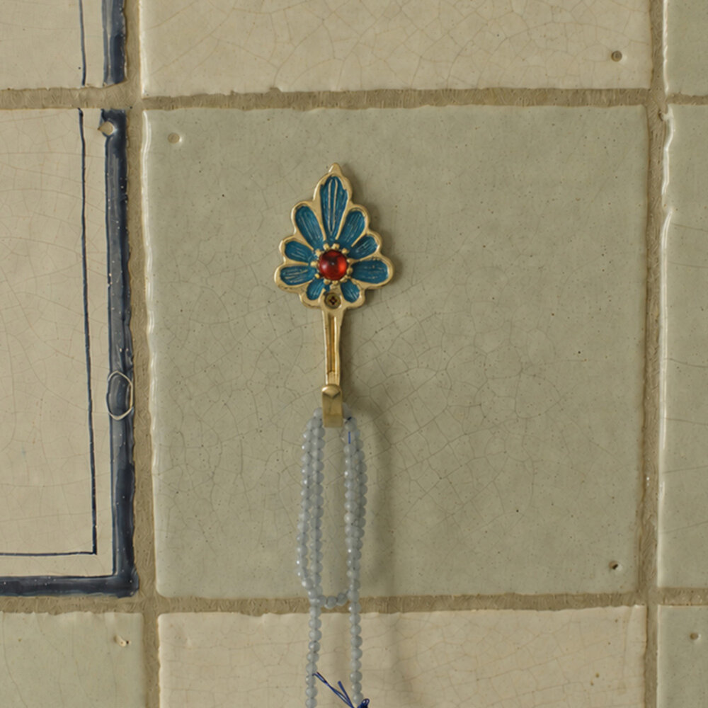 Doing Goods - Wandhaak Sadie Turquoise-Rood Messing 4x9cm Doing Goods - Wandhaak Sadie Turquoise-Rood Messing 4x9cm