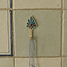 Doing Goods - Wandhaak Sadie Turquoise-Rood Messing 4x9cm Doing Goods - Wandhaak Sadie Turquoise-Rood Messing 4x9cm