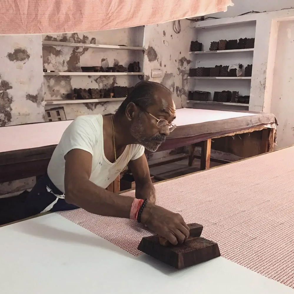 Ambachtsman in India tijdens het handgemaakte productieproces van Doing Goods