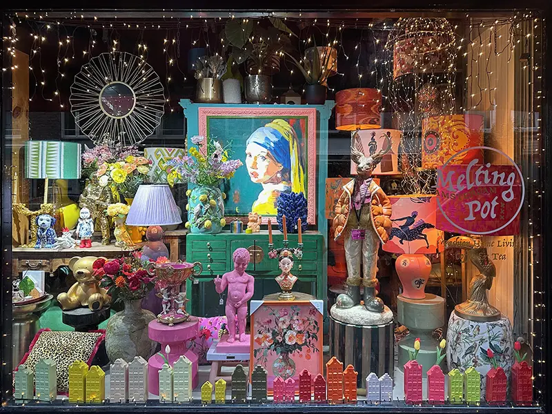 Etalage Melting Pot Amsterdam oktober 2026 met kleurrijke kunst, vazen, bloemen en bijzondere woondecoratie