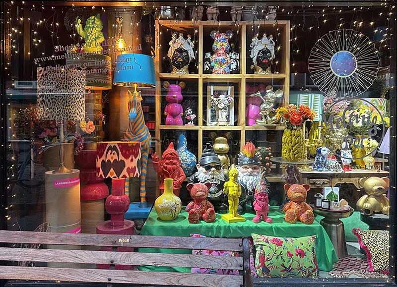 Kleurrijke etalage oktober 2026 bij Melting Pot Amsterdam met designberen, kabouters, lampen en woonaccessoires