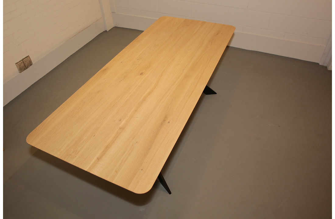 Eikenhouten eettafel 240 x 100 cm verjongde rand | Butterfly onderstel zwart