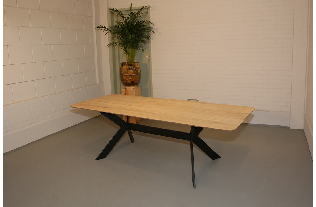 Eikenhouten eettafel 240 x 100 cm verjongde rand | Butterfly onderstel zwart