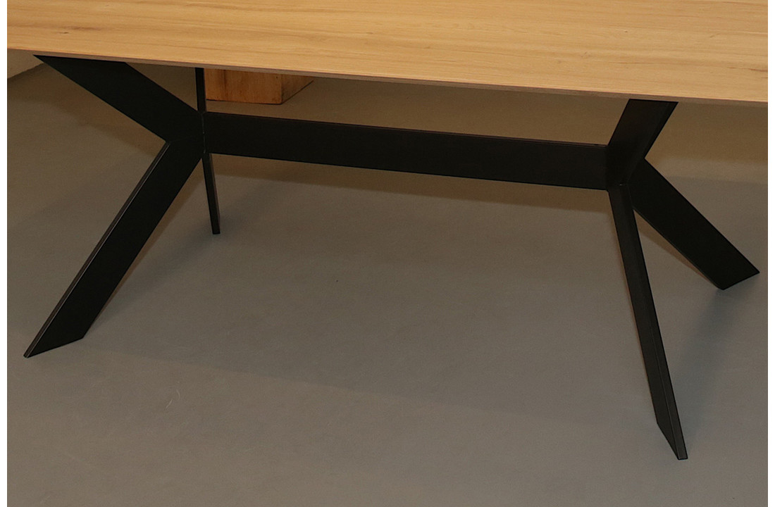 Eikenhouten eettafel 240 x 100 cm verjongde rand | Butterfly onderstel zwart