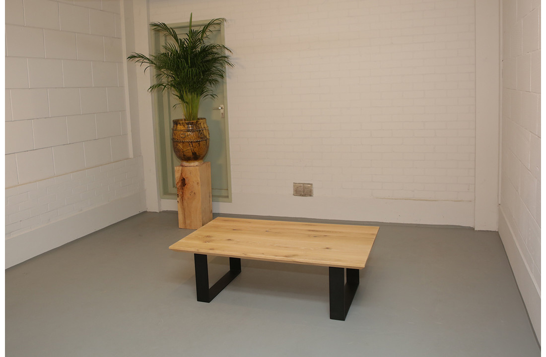 Salontafel eikenhout 140 x 80 cm | Strippoot onderstel zwart