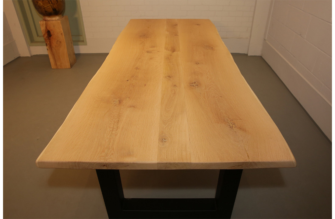 Boomstamtafel eikenhout 260 x 105-110 cm | U-profiel onderstel zwart