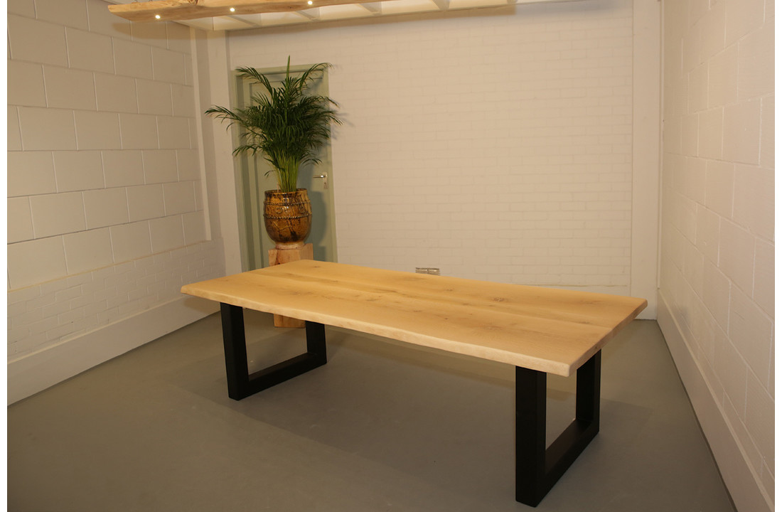 Boomstamtafel eikenhout 260 x 105-110 cm | U-profiel onderstel zwart