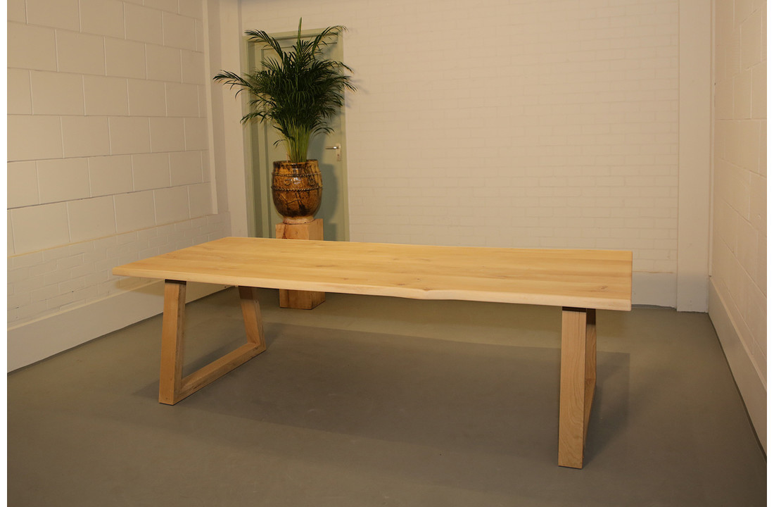 Boomstamtafel eikenhout 260 x 105 cm | Onderstel eiken trapezium