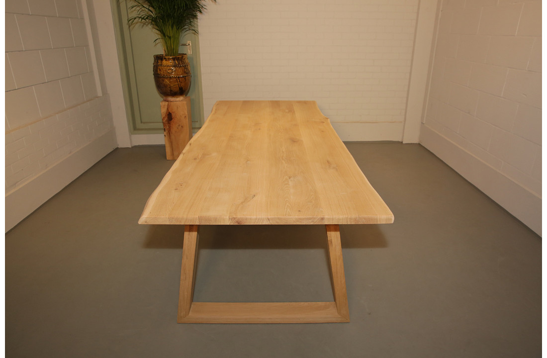 Boomstamtafel eikenhout 260 x 105 cm | Onderstel eiken trapezium