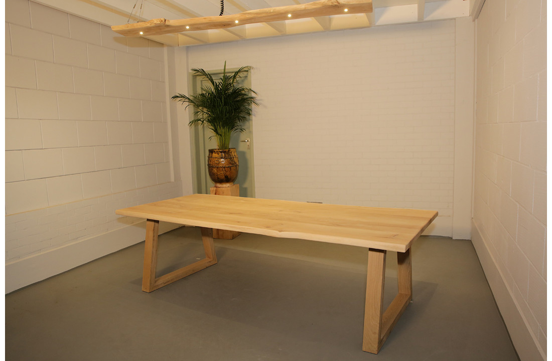 Boomstamtafel eikenhout 260 x 105 cm | Onderstel eiken trapezium