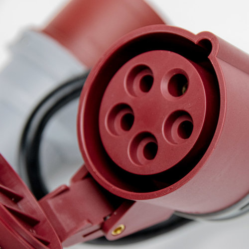 Soolutions CEE red 32A (male) to CEE red 16A (female)