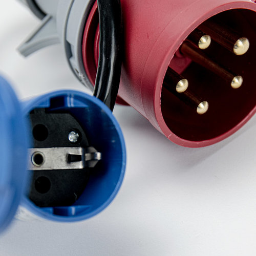 Soolutions rouge CEE 32A (mâle) au Schuko (femelle)