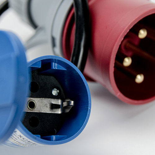 Soolutions rouge CEE 32A (mâle) au Schuko (femelle)