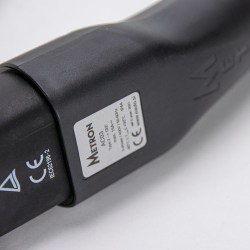 Metron Adapter Typ 2 Ladepunkt auf roten CEE 16A Steckdose mit Entriegelungsfunktion