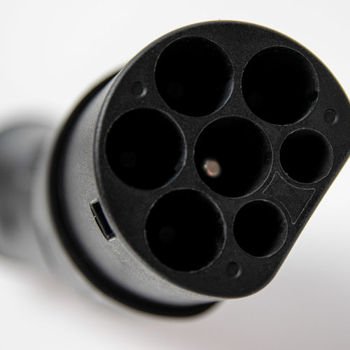 Metron Adapter Typ 2 Ladepunkt auf roten CEE 32A Steckdose mit Entriegelungsfunktion