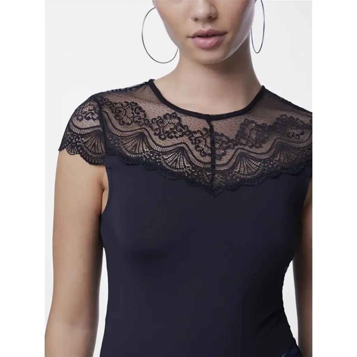 Pieces kanten body - Sinna Bodystocking - kanten body korte mouw zwart - hoge hals Pieces kanten body - Sinna Bodystocking - kanten body korte mouw zwart - hoge hals