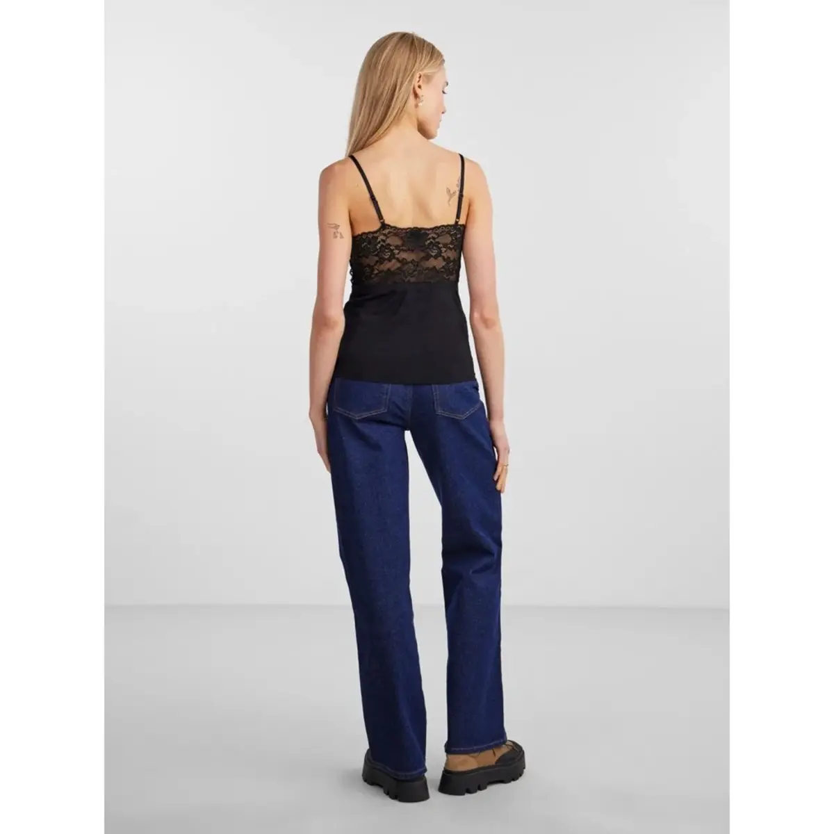 Pieces dames hemd kant - Lace top Nichelle - Dames kanten onderhemd - Microfiber spaghetti bandjes Pieces dames hemd kant - Lace top Nichelle - Dames kanten onderhemd - Microfiber spaghetti bandjes