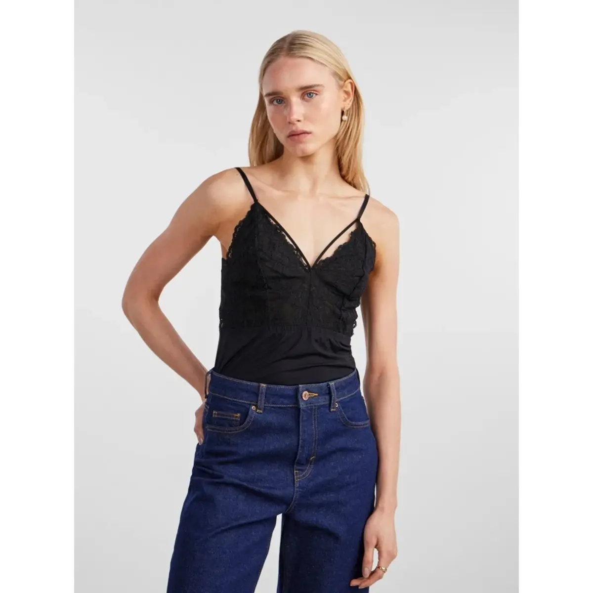 Pieces dames hemd kant - Lace top Nichelle - Dames kanten onderhemd - Microfiber spaghetti bandjes Pieces dames hemd kant - Lace top Nichelle - Dames kanten onderhemd - Microfiber spaghetti bandjes