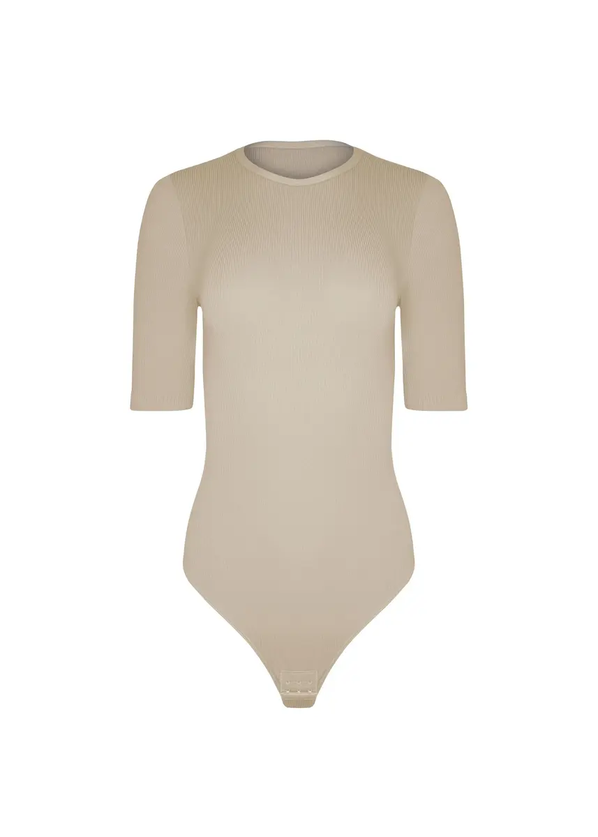 Magic zwarte stringbody korte mouw - Everybody shortsleeve - Bodysuit die niet doorschijnt - Naadloos - Ronde hals Magic zwarte stringbody korte mouw - Everybody shortsleeve - Bodysuit die niet doorschijnt - Naadloos - Ronde hals