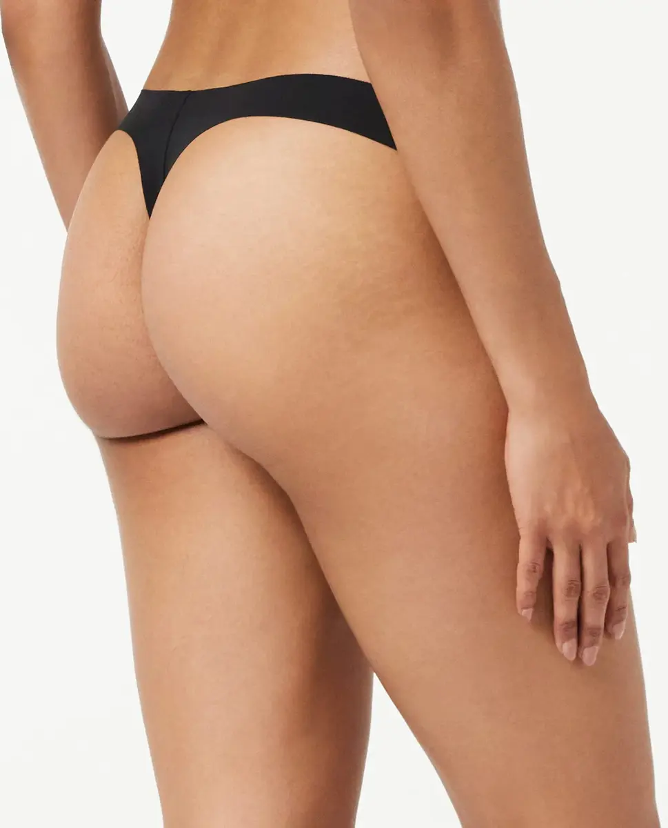 Pieces dames string - 3-pack - Naadloos- Seamless - Zwart en huidskleur Pieces dames string - 3-pack - Naadloos- Seamless - Zwart en huidskleur