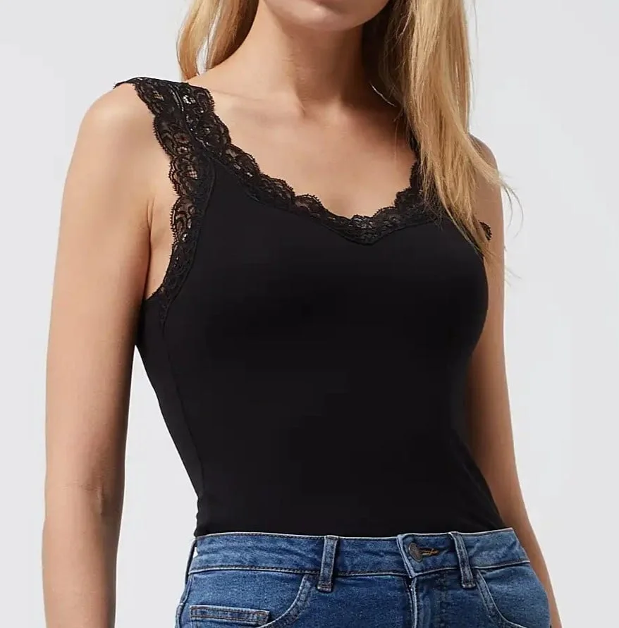 Pieces hemdje met kant - Lace Top - Barbera - Viscose kanten onderhemd - Singlet met brede bandjes - Zwart - Huidskleur - Wit - Lingerie top