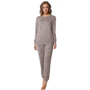Pastunette Dames Pyjama met lange mouwen - Beige panterprint - Maat 50 Pastunette Dames Pyjama met lange mouwen - Beige panterprint - Maat 50