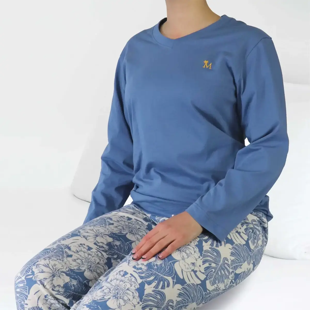 Medaillion katoenen dames pyjama lange mouw - Blauwe bloem Medaillion katoenen dames pyjama lange mouw - Blauwe bloem