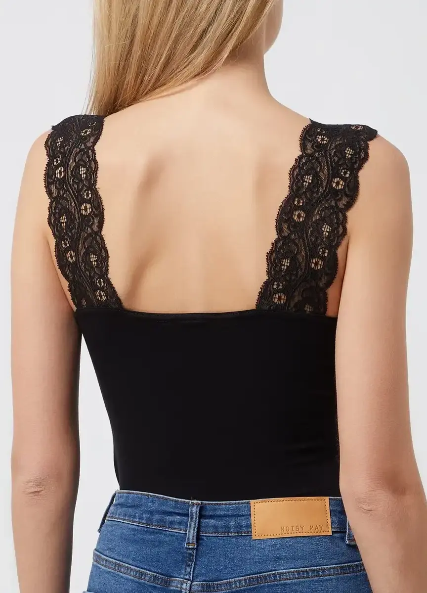 Pieces hemdje met kant - Lace Top - Barbera - Viscose kanten onderhemd - Singlet met brede bandjes - Zwart - Huidskleur - Wit - Lingerie top Pieces hemdje met kant - Lace Top - Barbera - Viscose kanten onderhemd - Singlet met brede bandjes - Zwart - Huidskleur - Wit - Lingerie top