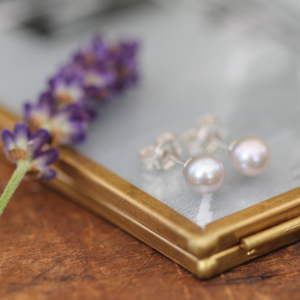 Grey pearl stud earrings deals