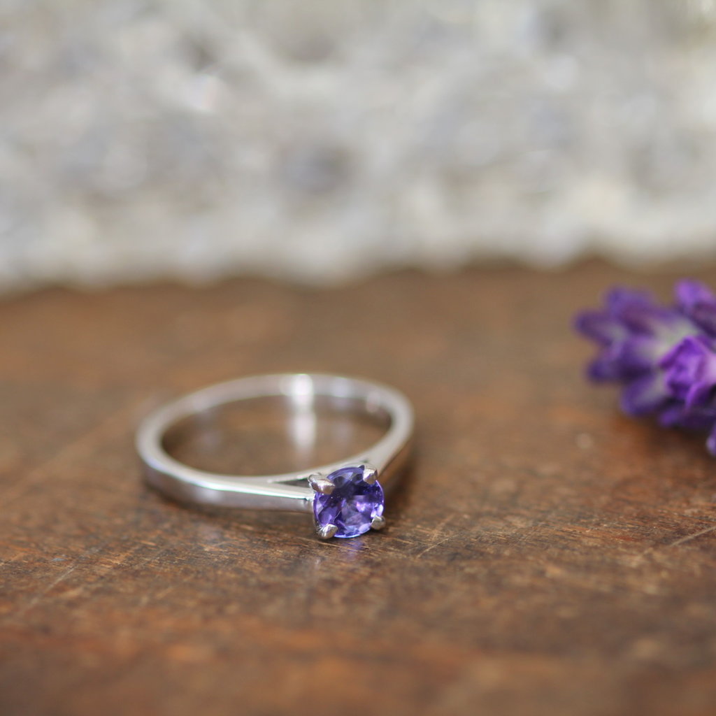 OCEANIA White Gold Tanzanite Solitaire Ring