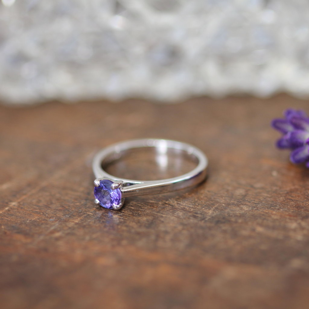 OCEANIA White Gold Tanzanite Solitaire Ring
