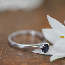 DAISY White Gold Blue Sapphire Solitaire Ring
