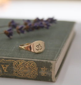 METRO Gold Petite Signet Ring
