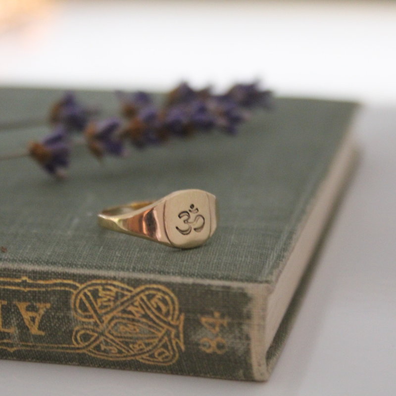 METRO Gold Petite Signet Ring
