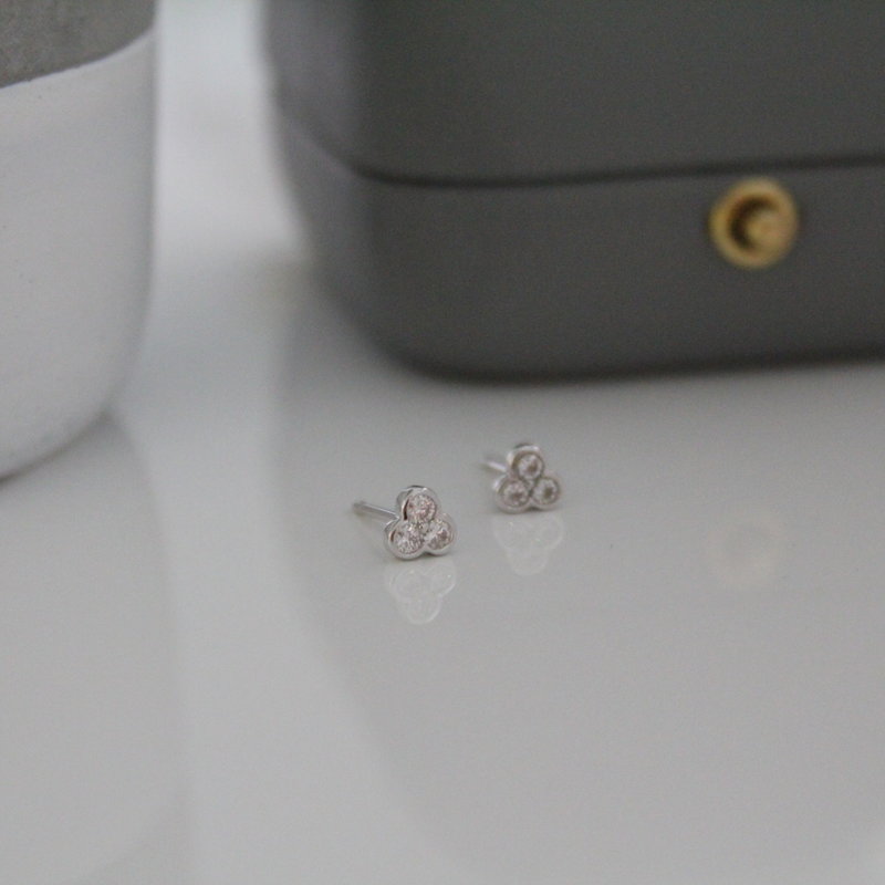 DAISY White Gold Ivy Tri Diamond Earrings