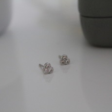 DAISY White Gold Ivy Tri Diamond Earrings