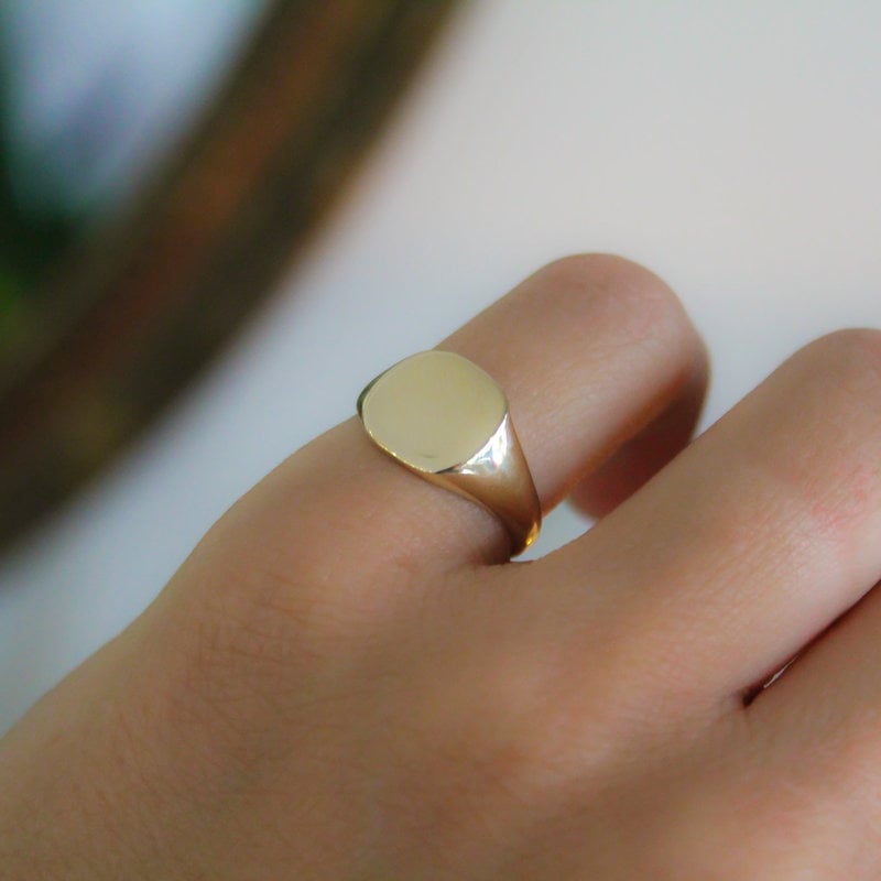 METRO 9 Carat Gold Cushion Signet Ring