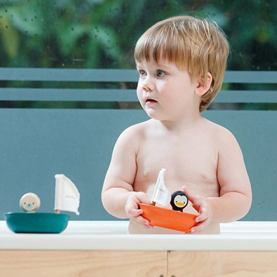 Plan Toys Plan Toys - badspeelgoed - zeilboot zeehond +1jr