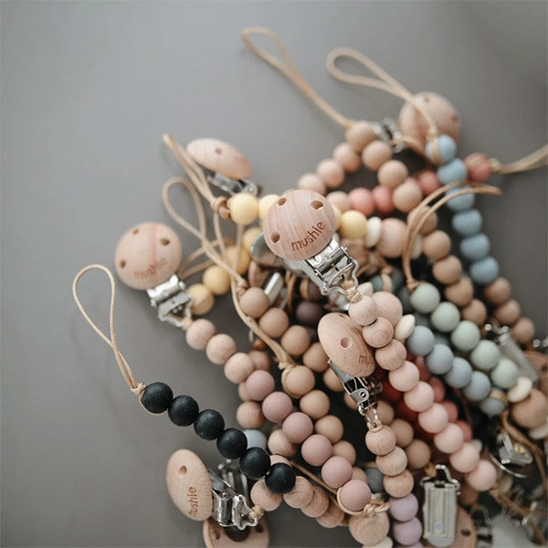 Mushie Attache Tetine Cleo Sage And Wood Little Thingz